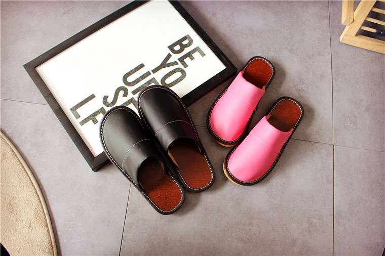 上質レザー素材の快適スリッパ