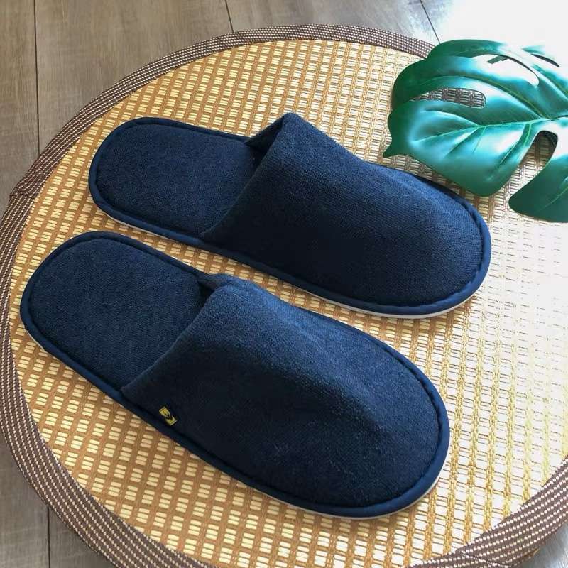 シンプルで快適な室内用スリッパ