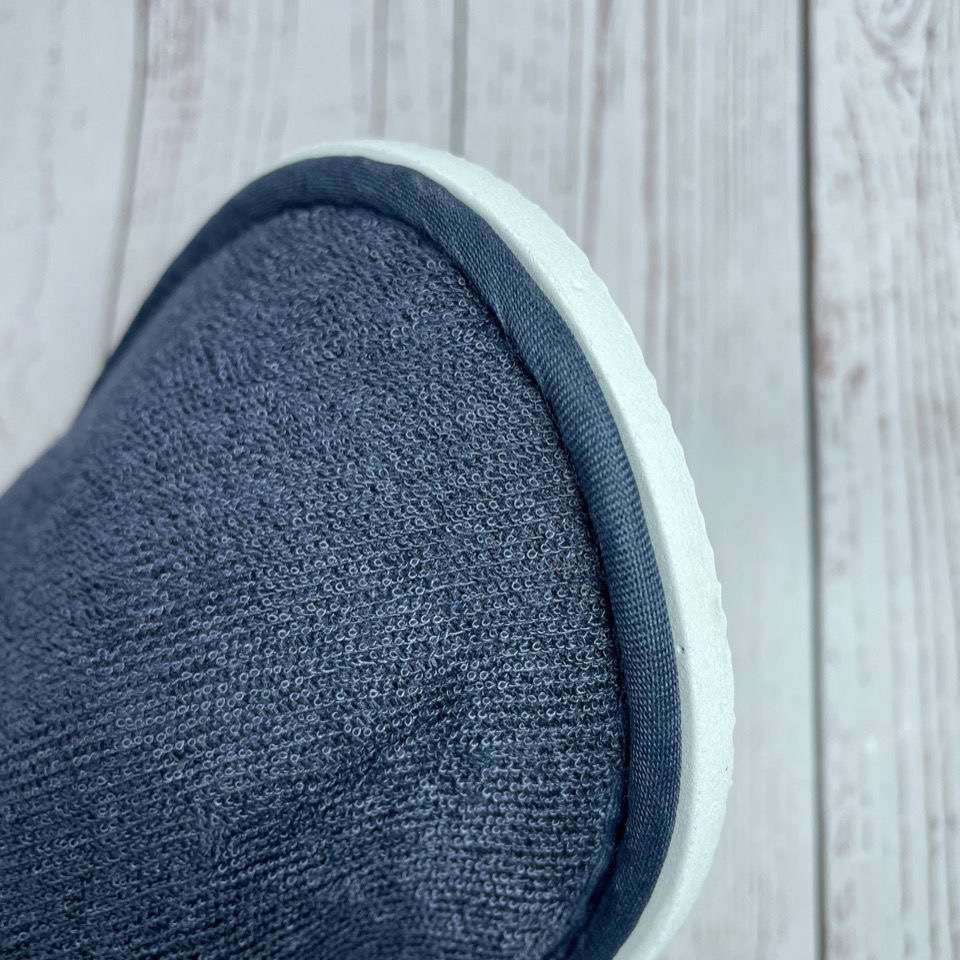 シンプルで快適な室内用スリッパ