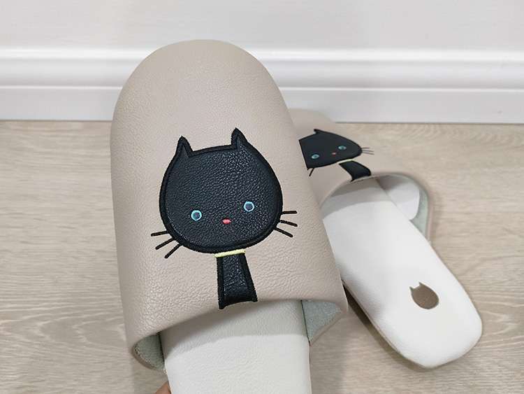 ねこモチーフ ふわもこスリッパ