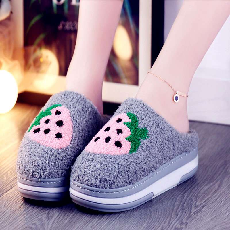 スリッパ いちごモチーフのふわもこスリッパ