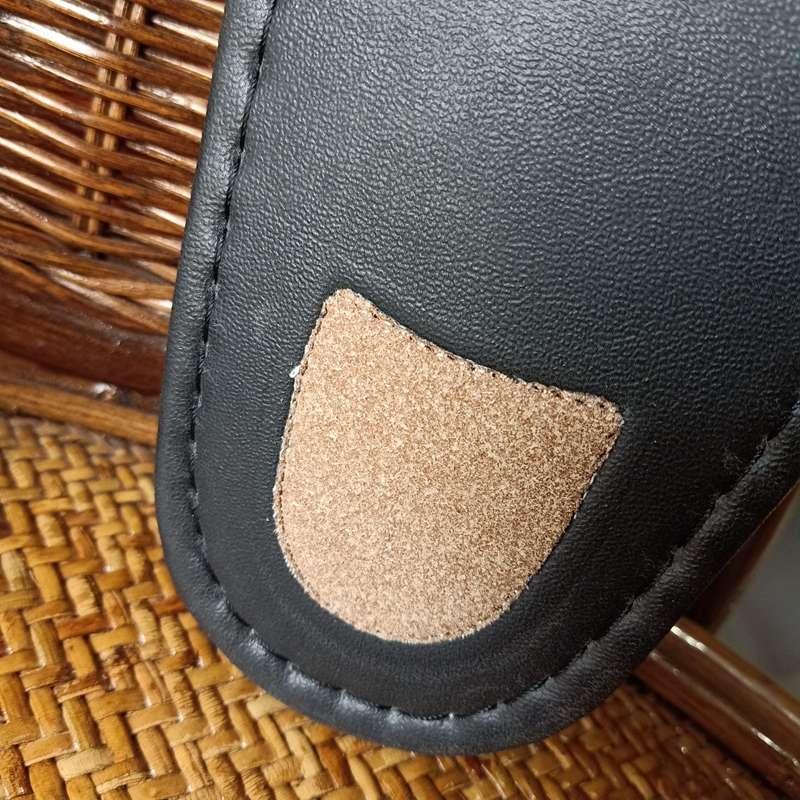 ねこ型デザインのふわふわスリッパ