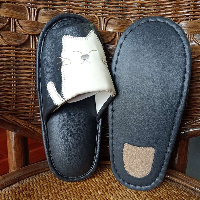 ねこ型デザインのふわふわスリッパ