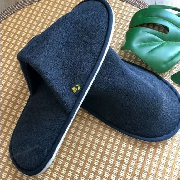 シンプルで快適な室内用スリッパ