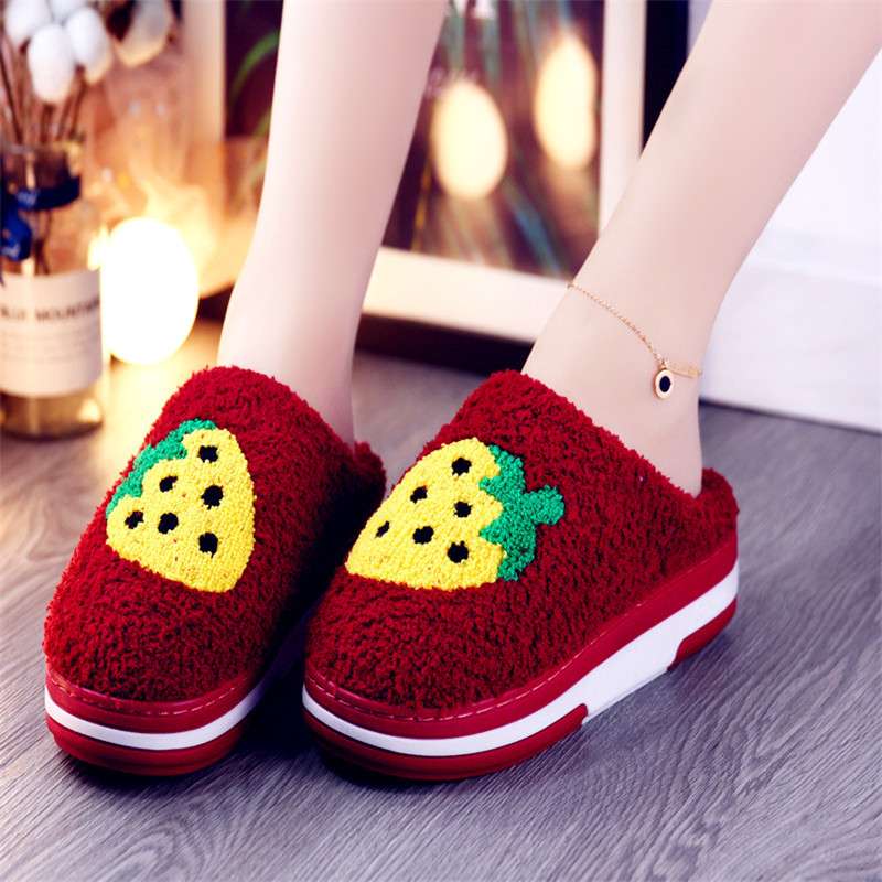 スリッパ いちごモチーフのふわもこスリッパ