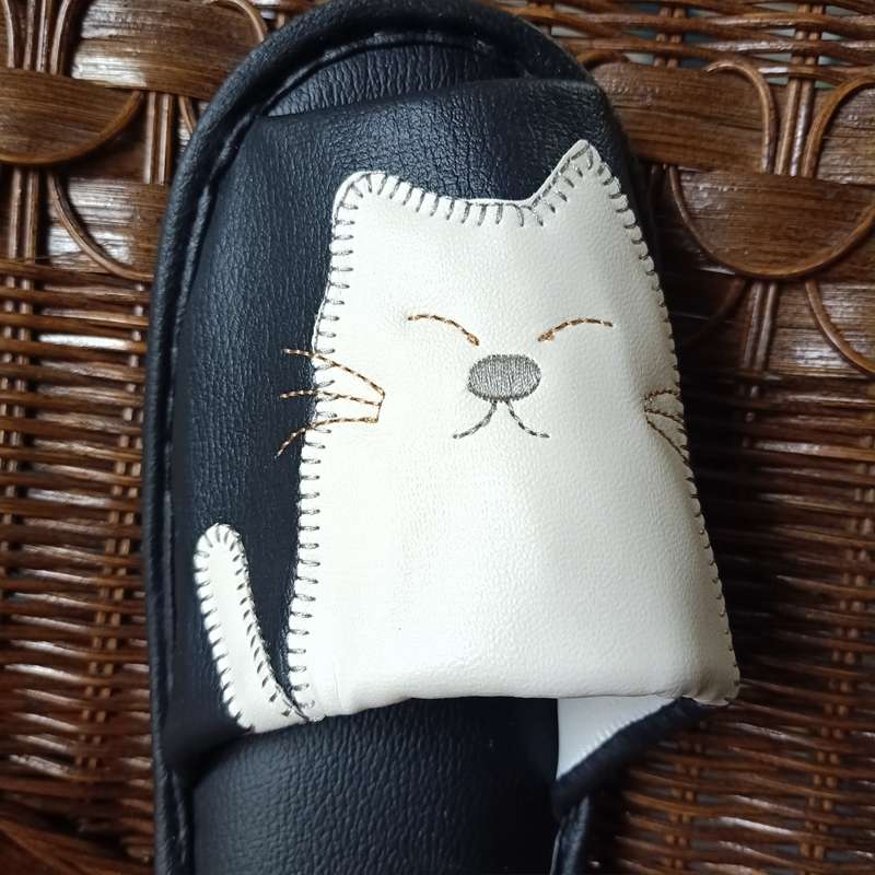 ねこ型デザインのふわふわスリッパ