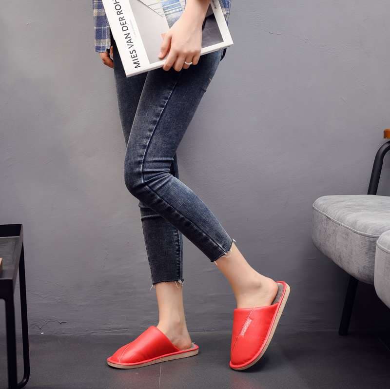 ふわふわ暖かい洗えるレザー調スリッパ