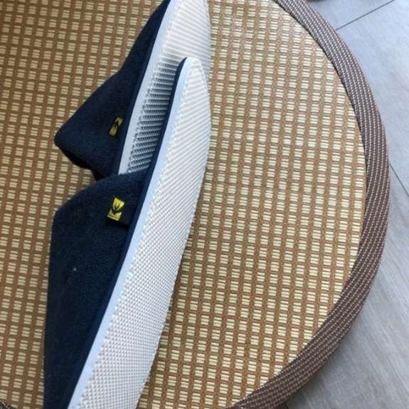 シンプルで快適な室内用スリッパ