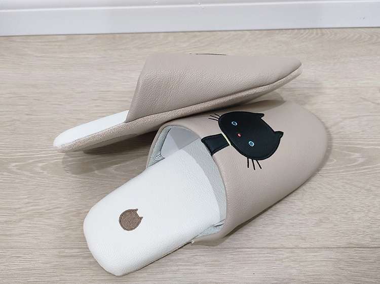 ねこモチーフ ふわもこスリッパ