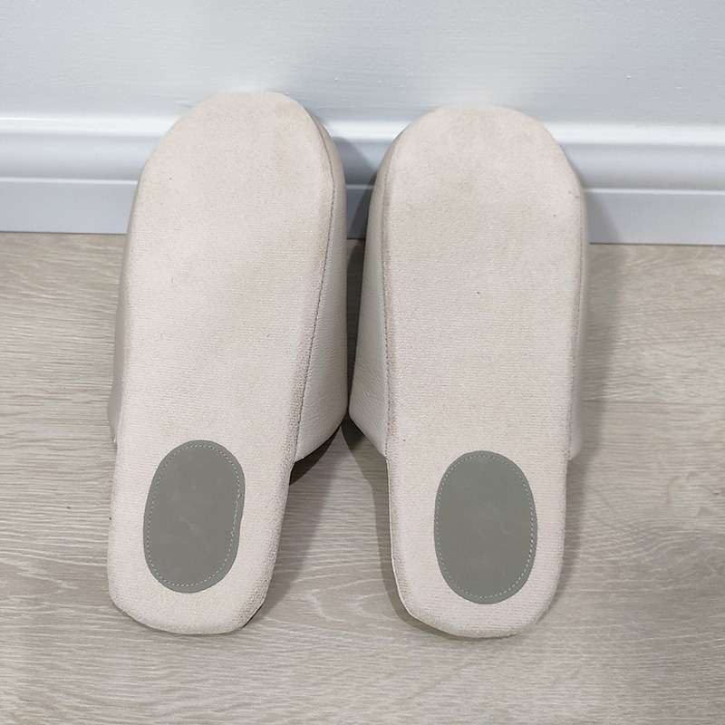 ねこモチーフ ふわもこスリッパ