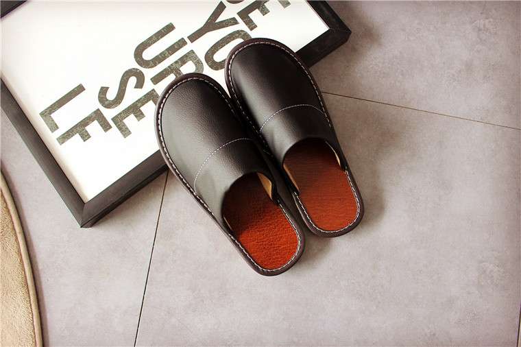 上質レザー素材の快適スリッパ