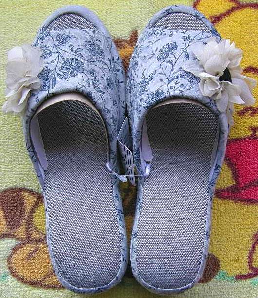 花柄刺繍入りふわふわスリッパ
