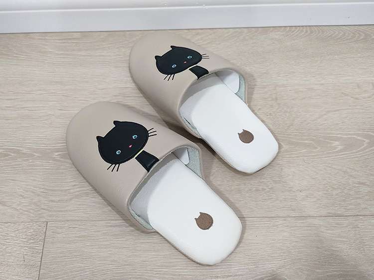 ねこモチーフ ふわもこスリッパ