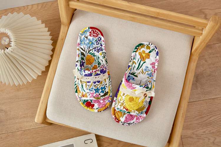 スリッパ 花柄刺繍入りスリッポンスリッパ